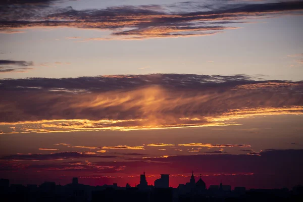 Kızıl Şafak şehrin üzerinde