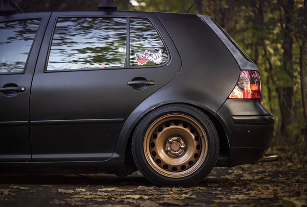 Yazın ormandaki düşük araba