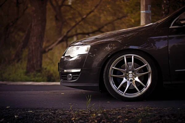 Akşamları ormanda araba.