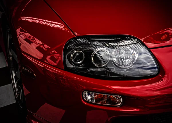 Kırmızı bir arabada far. 