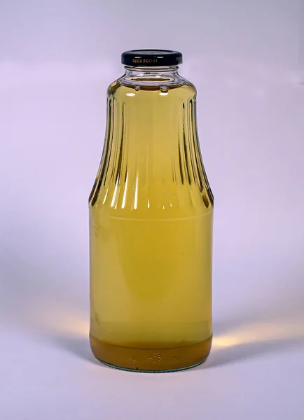 Şeffaf bir şişede elma suyu.