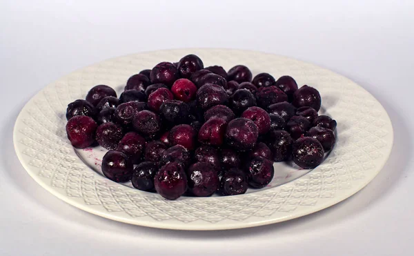 Donmuş meyveler beyaz bir tabakta