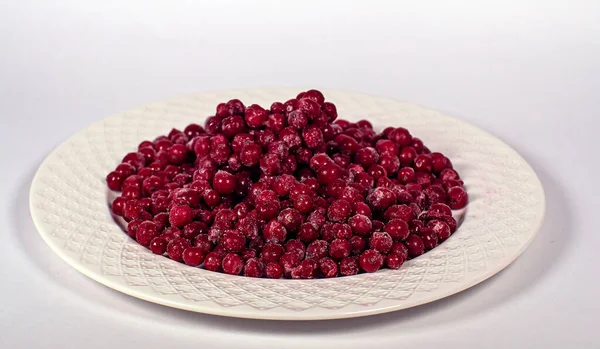 Donmuş meyveler beyaz bir tabakta