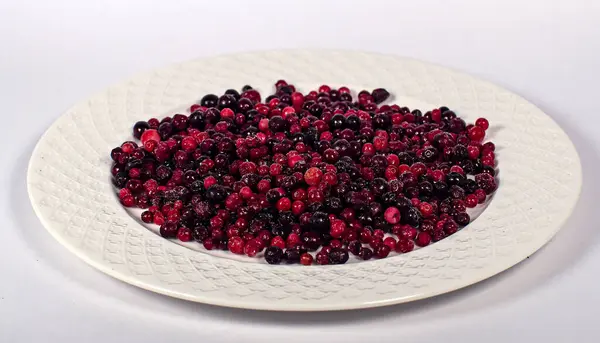 Donmuş meyveler beyaz bir tabakta