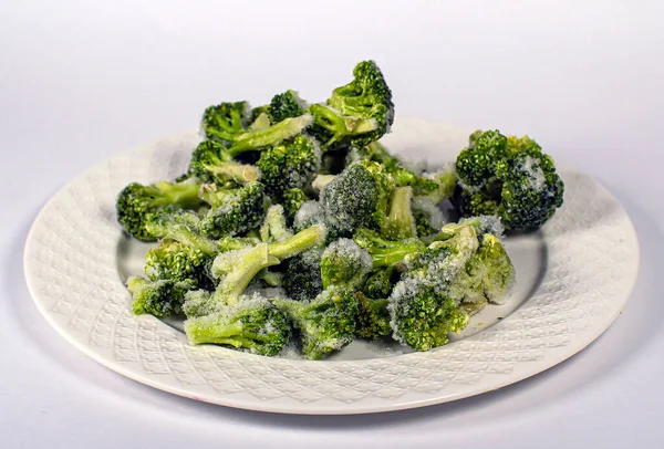   Beyaz bir tabakta donmuş brokoli.