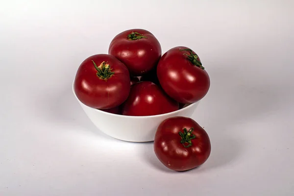 Beyaz tabakta domatesler