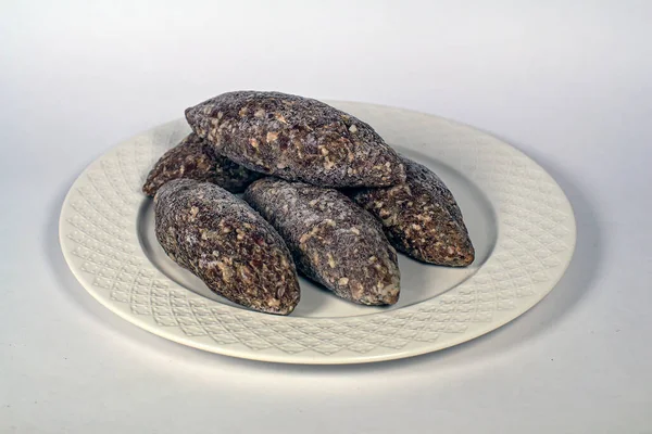 Beyaz bir tabakta donmuş et parçaları.