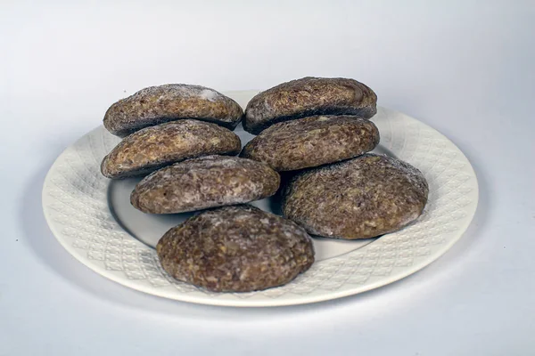 Galettes Viande Congelée Sur Une Assiette Blanche — Photo