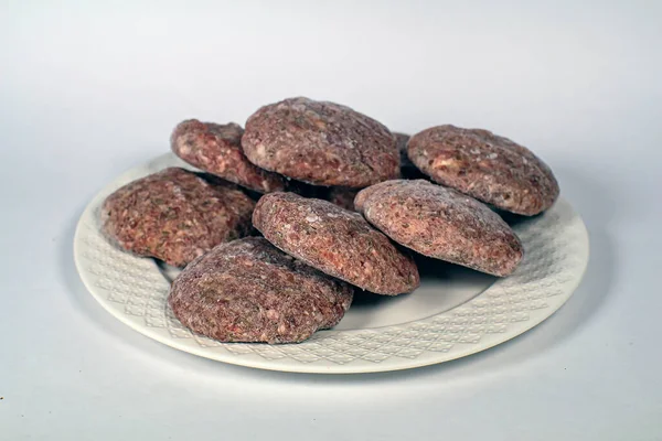 Beyaz bir tabakta donmuş et parçaları.