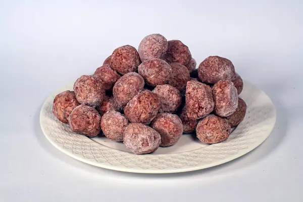 Beyaz bir tabakta donmuş et parçaları.