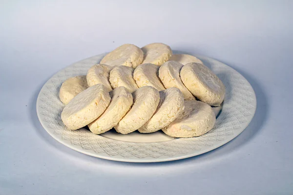 Donmuş peynirli kekler beyaz tabakta