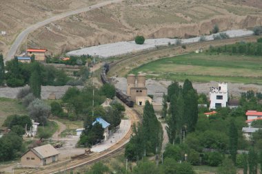 Yük treni vadiden geçiyor.