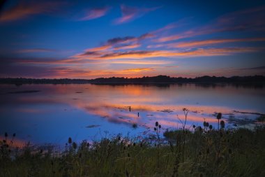 Günbatımı renkleri mükemmel Poole Ha içinde yansıyan bulutlar aydınlatmak