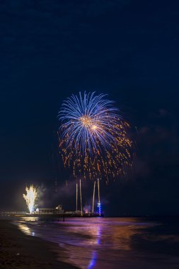 Denizlerde Bournemouth iskelede yansıyan gökyüzünde havai fişek
