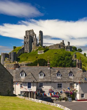 Parlak mavi gökyüzü Purbeck Hills Corfe Castle yukarıda üzerinde