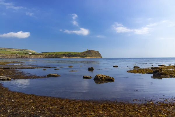 Luminosa luce del sole illumina mare, rocce e scogliere su Jurassic Co — Foto Stock