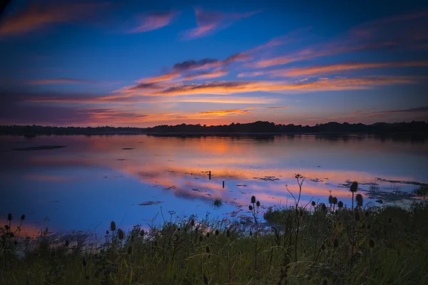 Günbatımı renkleri mükemmel Poole Ha içinde yansıyan bulutlar aydınlatmak