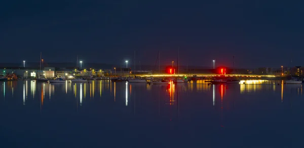 La luna e le luci del paesaggio urbano, riflettono al largo delle acque portuali, poole — Foto Stock