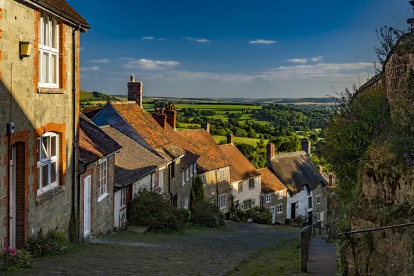 Zlatý kopec v obci Shafetsbury, venkovské Dorset, Velká Británie — Stock fotografie