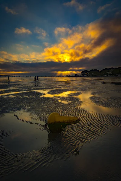 Serene solnedgång över båtar på sandbankar, Poole, Dorset nära Bourne — Stockfoto