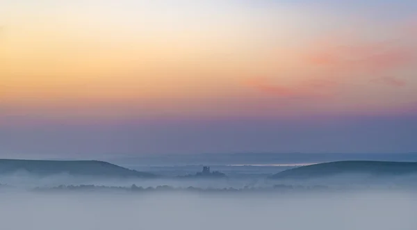 Веселка небі в графстві Дорсет вашим друзям пагорбах над Corfe замок — стокове фото