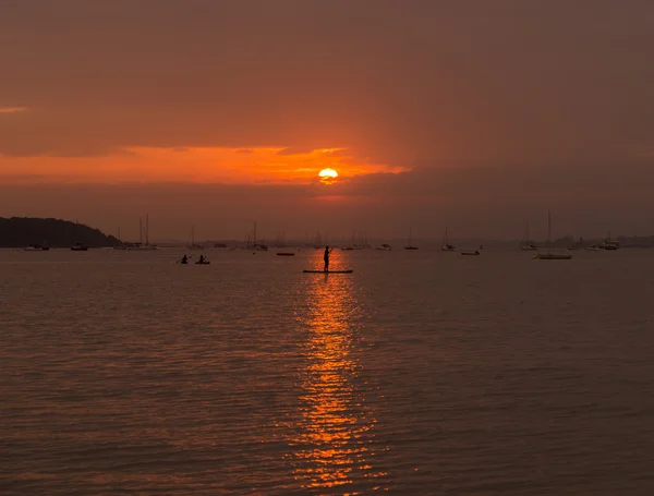 Serene solnedgång över båtar på sandbankar, Poole, Dorset nära Bourne — Stockfoto