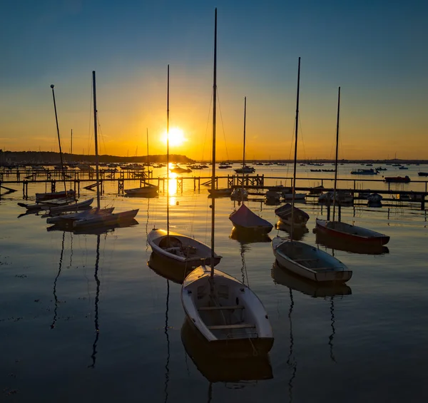 Serene solnedgång över båtar på sandbankar, Poole, Dorset nära Bourne — Stockfoto