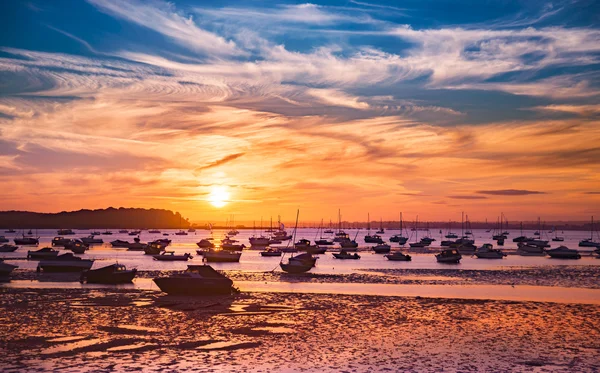 Spokojny zachód słońca nad łodzie w Sandbanks, Poole, Dorset, w pobliżu Bourne — Zdjęcie stockowe