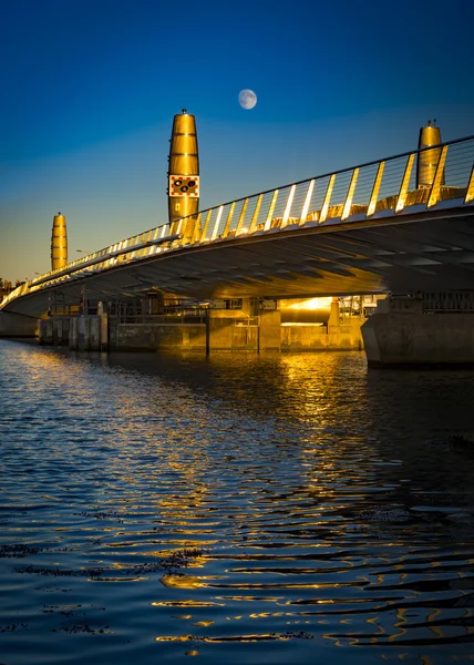 Twin zeilen heffen brug en reflecties, Poole Harbour in Dors — Stockfoto