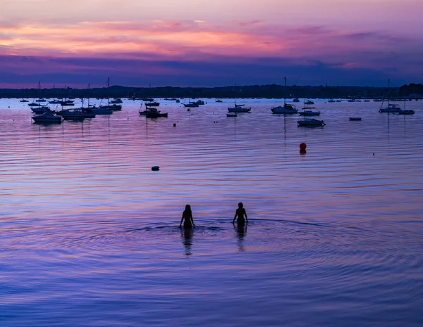 Ruhiger sonnenuntergang über booten an sandbänken, poole, dorset in der nähe von bourne — Stockfoto