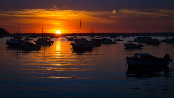 Klidný západ slunce nad čluny na písčiny, Poole, Dorset nedaleko Bourne — Stock fotografie