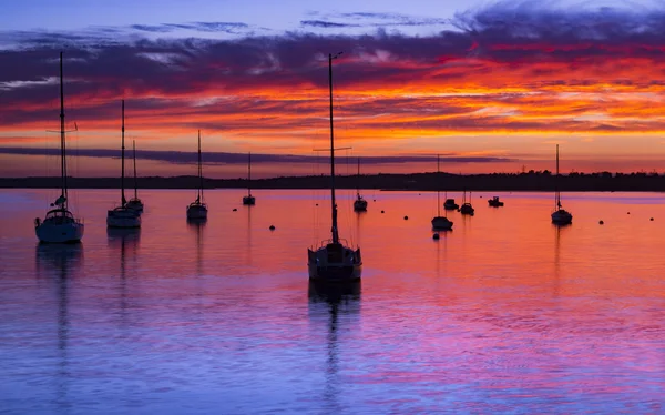 O sol se põe sobre Poole Harbour em Dorset em Hamworthy cais jett — Fotografia de Stock