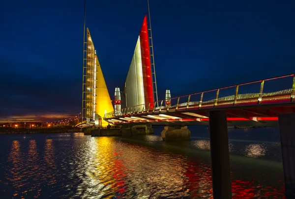 Twin zeilen heffen brug en reflecties, Poole Harbour in Dors — Stockfoto