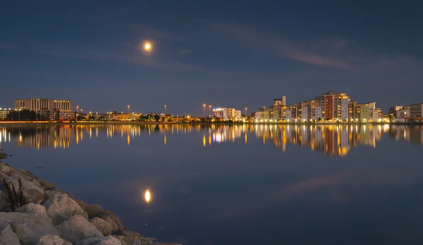 De maan en stadsgezicht lichten, weerspiegelen uit haven wateren, poole — Stockfoto