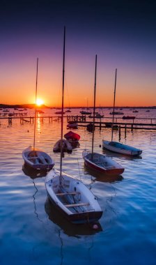 gün batımında sandbanks dorset içinde