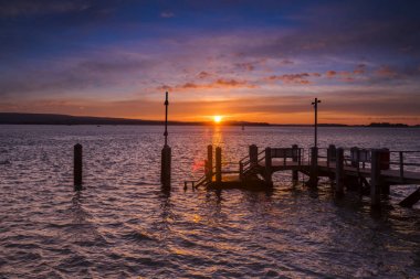 gün batımında sandbanks dorset içinde