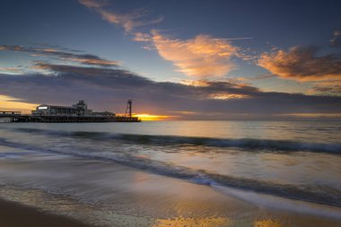 Bournemouth Plajı ve iskelesi Sunrise '