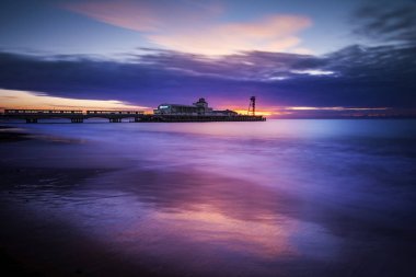 Bournemouth Plajı ve iskelesi Sunrise '
