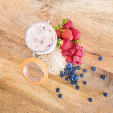 Sağlıklı kahvaltı - gece yulaf - taze çilek, raspber