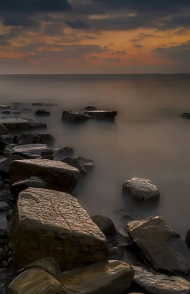 Kimmeridge Leisten bei Sonnenuntergang an der jurassischen Küste — Stockfoto