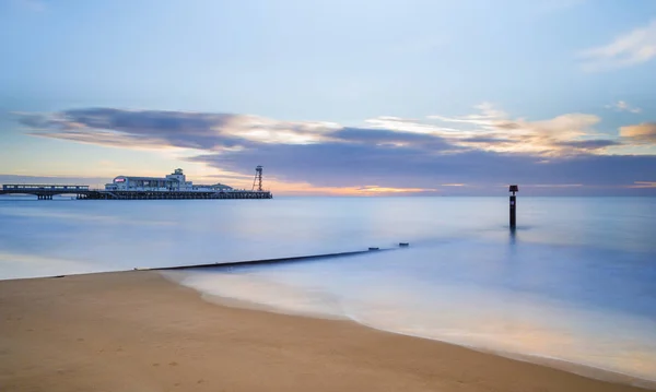 Plage et jetée de Bournemouth au lever du soleil — Photo