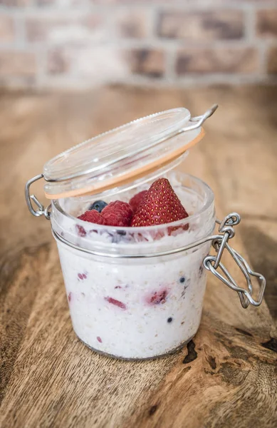 Sağlıklı kahvaltı - gece yulaf - taze çilek, raspber