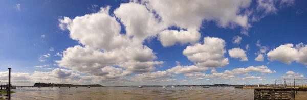 Sandbanks łodzi pod słońce i błękitne niebo — Zdjęcie stockowe
