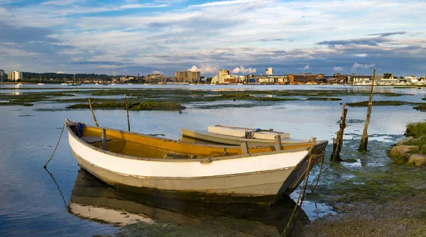 Старые лодки в гавани Пул — стоковое фото
