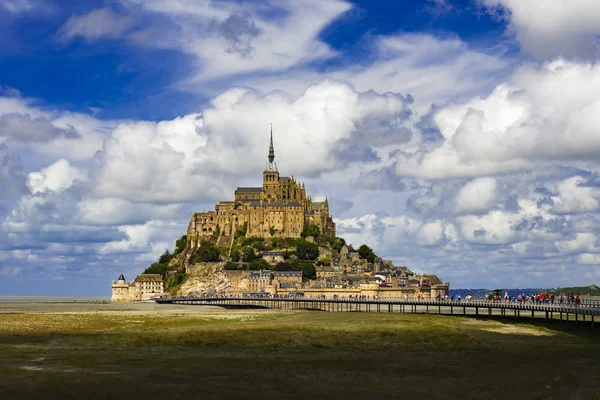 Mont Saint-Michel v Normandii, Francie pod modrou oblohou — Stock fotografie