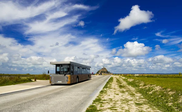 Mont saint-michel in der normandie, frankreich unter blauem himmel — Stockfoto