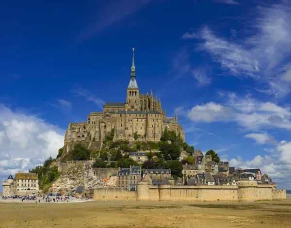 Mont Saint-Michel Normandy, Fransa mavi gökyüzü altında