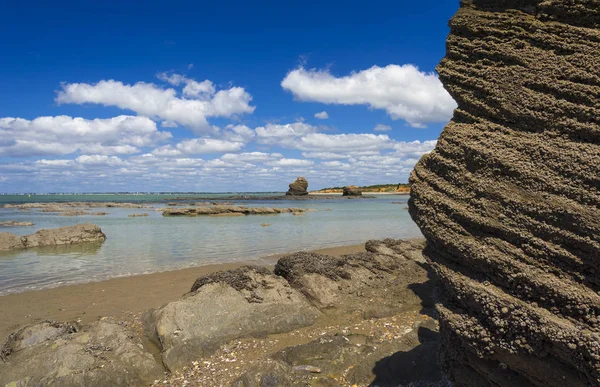 Brittany Beach - klippor, sand, hav och himmel — Stockfoto