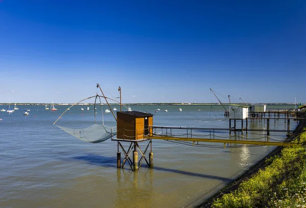 Cabanas e redes em St Nazaire, Francia — Fotografia de Stock