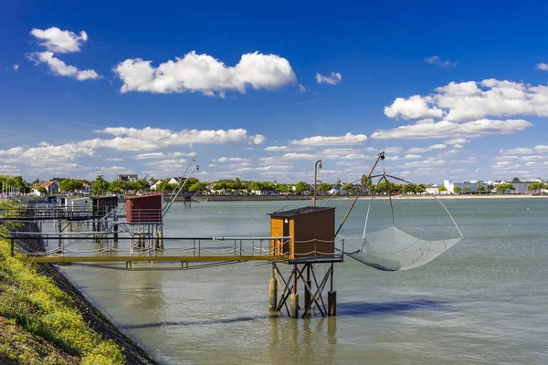 Рыбацкие хижины и сети в St Nazaire, France — стоковое фото